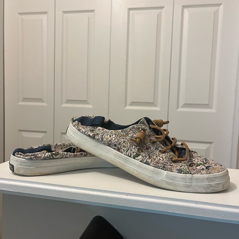 Sperry women’s mermaid slip on shoe. Good used condition. Size 9